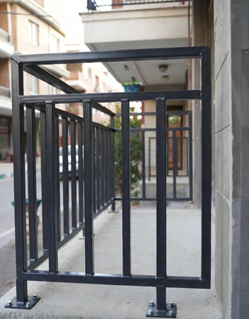 حفاظ نرده بالکن با طراحی عمودی تهران
